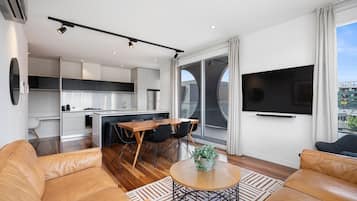 Apartamento Deluxe, 2 habitaciones, vistas a la ciudad | Cocina privada | Frigorífico grande, microondas, placa de cocina y lavavajillas