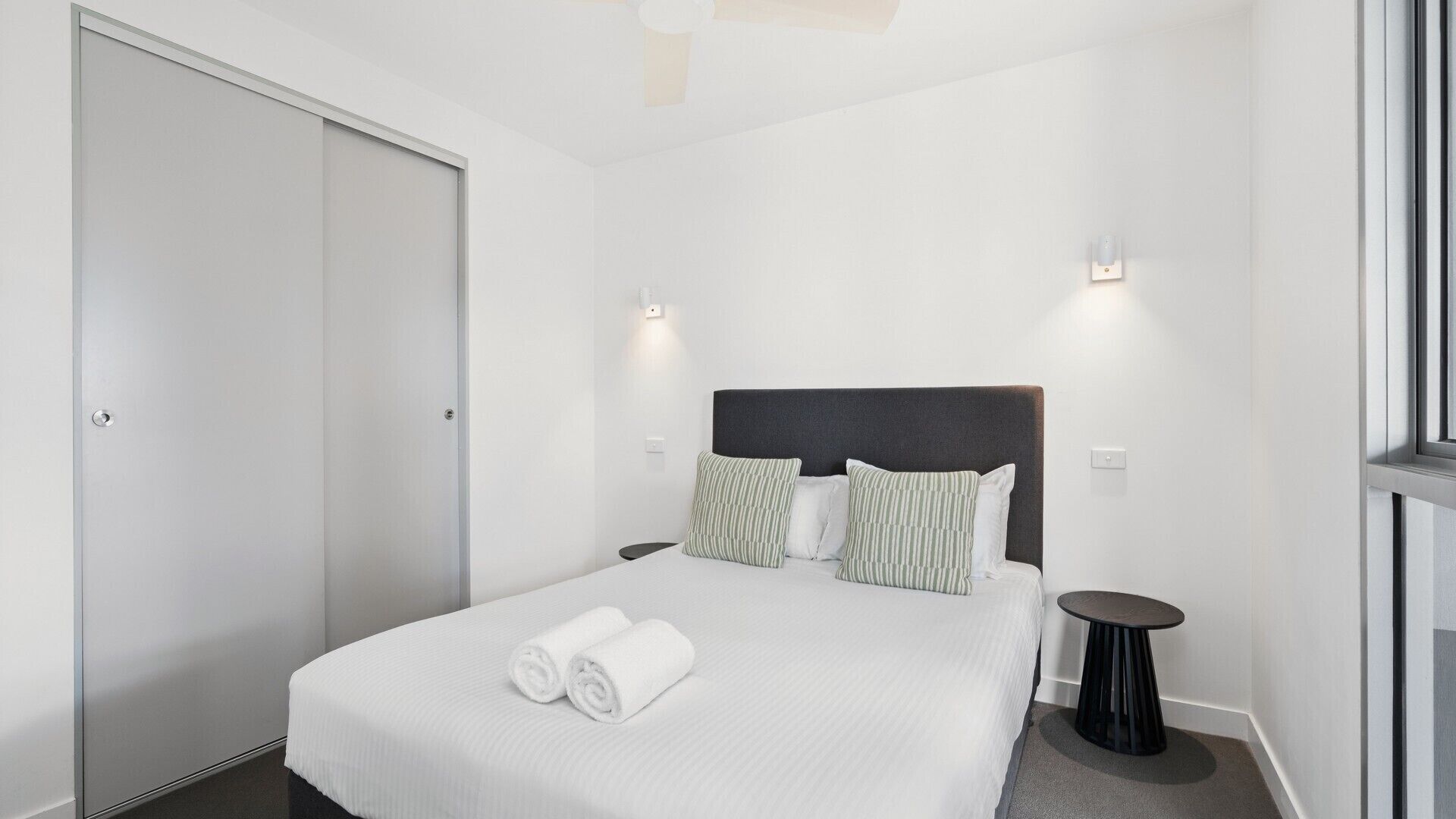 Ropa de cama de alta calidad, escritorio y sistema de insonorización 