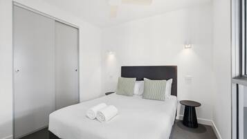 Ropa de cama de alta calidad, escritorio y sistema de insonorización