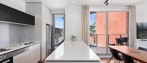 Appartamento Deluxe, 2 camere da letto, vista città | Cucina privata | Frigorifero con congelatore, microonde, piano cottura, lavastoviglie