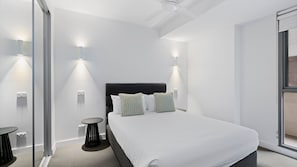Executive Two Bedroom Apartment | Premium bedding, desk, soundproofing, iron/ironing board - District Fitzroy (Fitzroy)