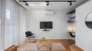 Executive One Bedroom Apartment | Premium bedding, desk, soundproofing, iron/ironing board - District Fitzroy (Fitzroy)