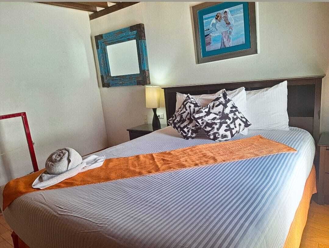 Loft empresarial, 1 cama Queen size y sofá cama, baño privado | Caja de seguridad en la habitación y decoración personalizada 