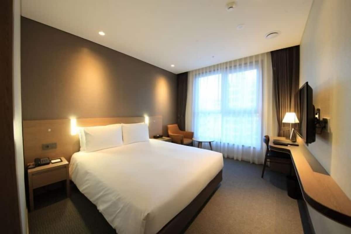 Premium bedding, in-room safe, desk, blackout curtains