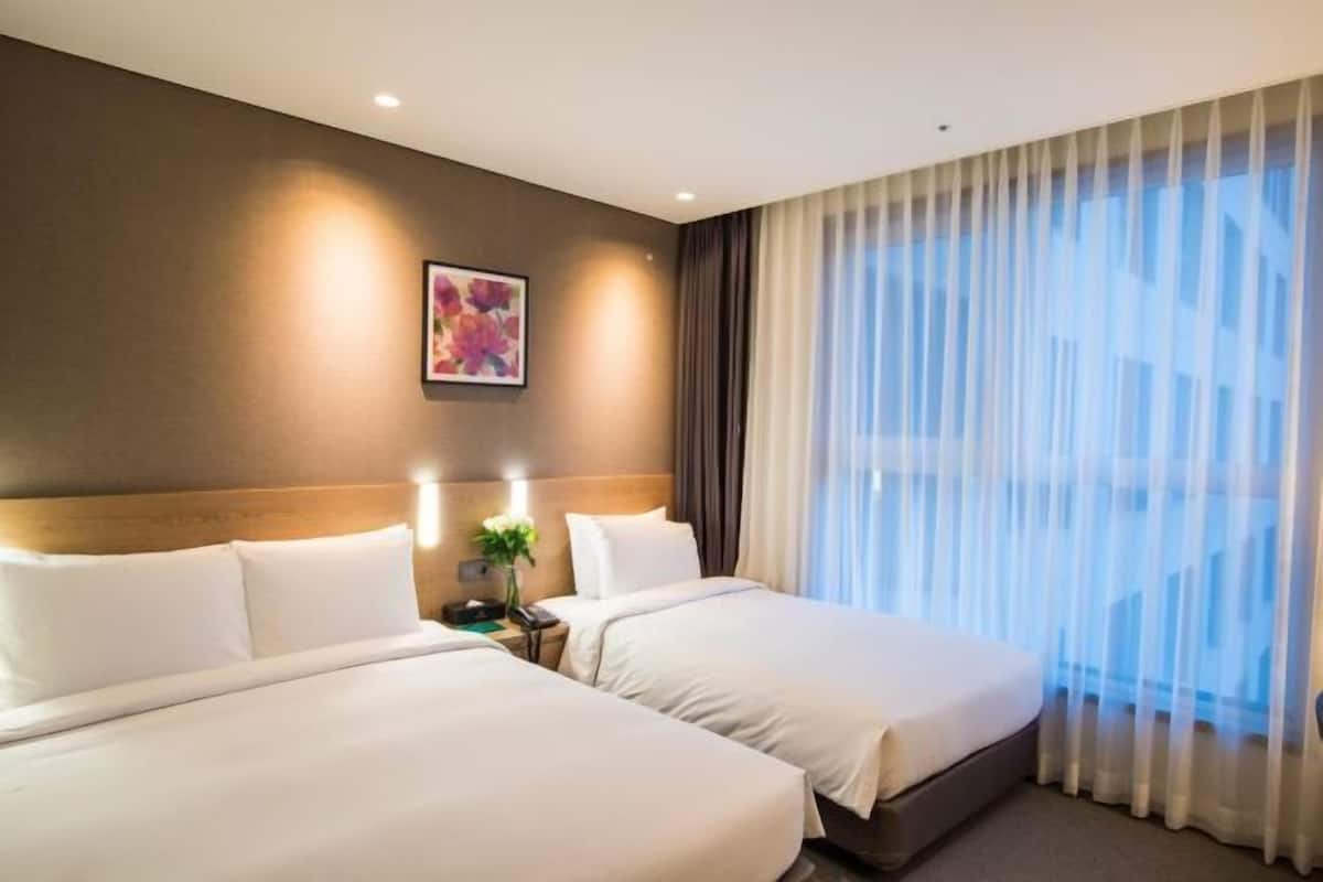 Premium bedding, in-room safe, desk, blackout curtains