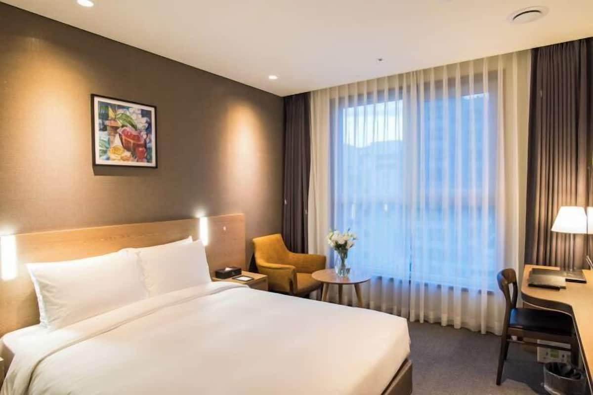 Premium bedding, in-room safe, desk, blackout curtains