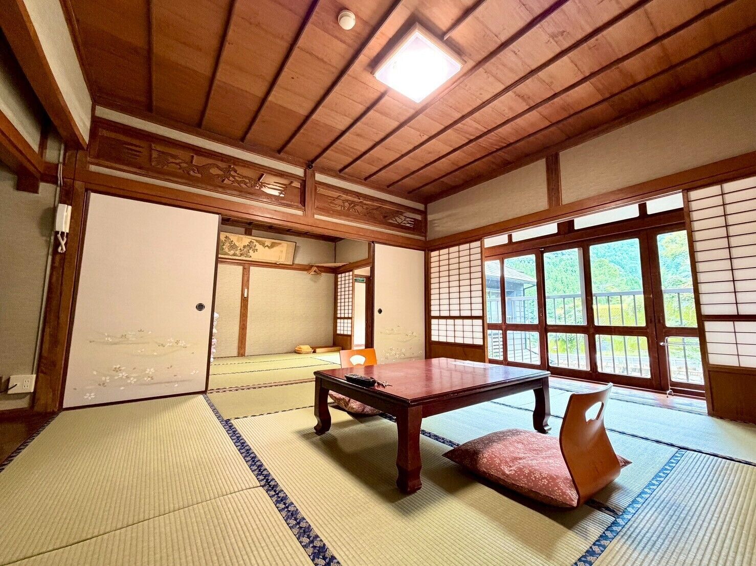 Coffres-forts dans les chambres, bureau, Wi-Fi gratuit