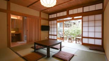 Superior Room, Non Smoking, Bathtub | In-room safe, individually decorated, individually furnished, free WiFi