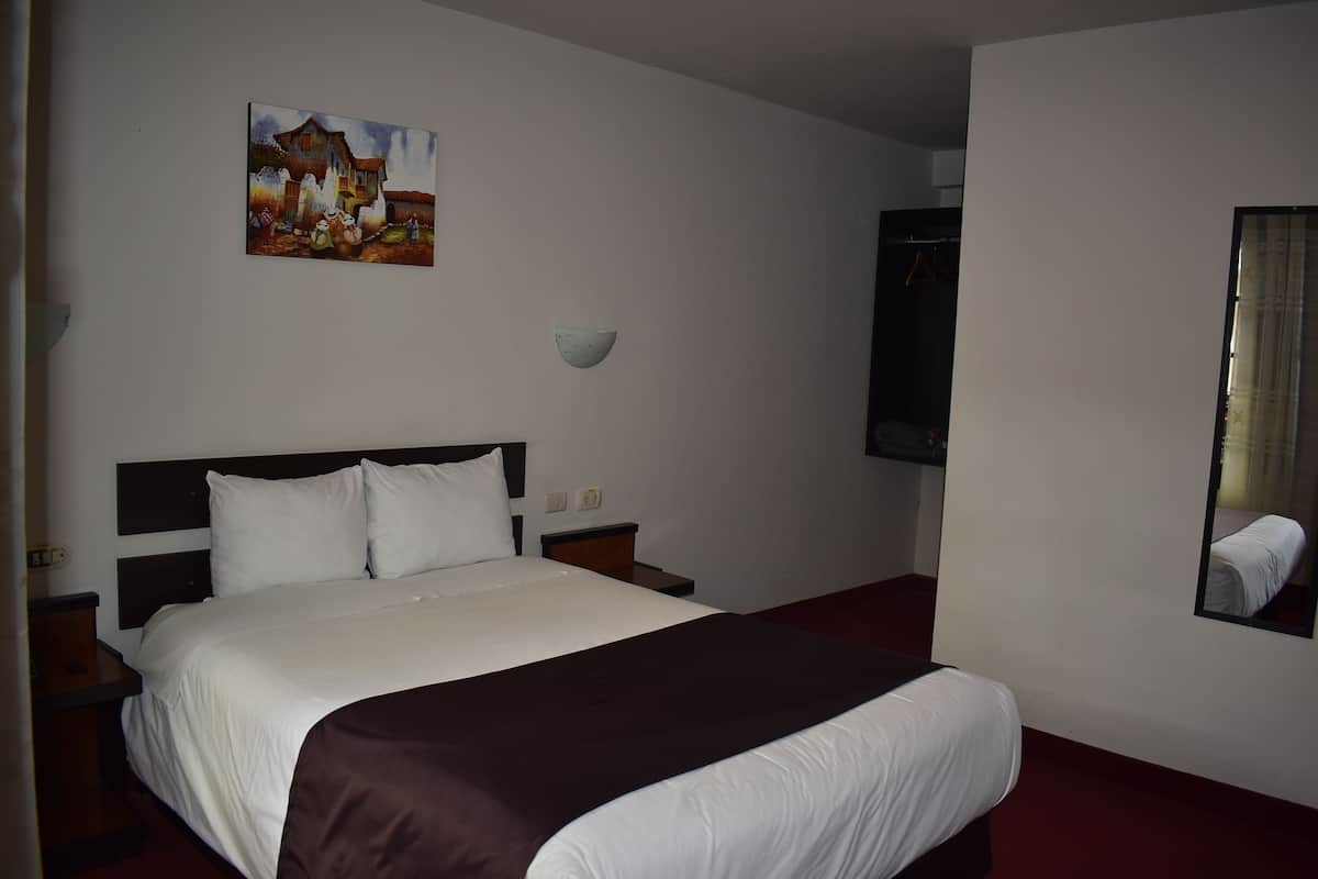 Single Room | In-room safe, desk, blackout drapes, WiFi (free)
