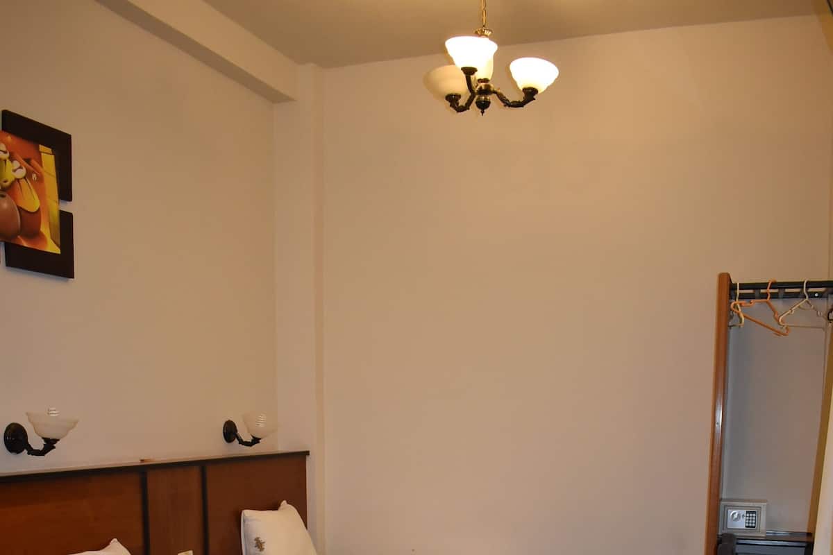 Triple Room | In-room safe, desk, blackout drapes, WiFi (free)