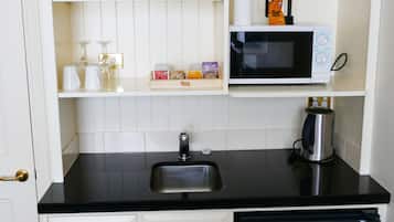 Superior stúdió, 1 queen (nagyméretű) franciaágy (Shower Only) | Privát teakonyha | Minihűtő, mikrohullámú sütő, elektromos vízforraló és kenyérpirító