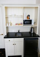 Superior Queen Studio, Shower Only | Private kitchenette | Mini-fridge, microwave, electric kettle, toaster