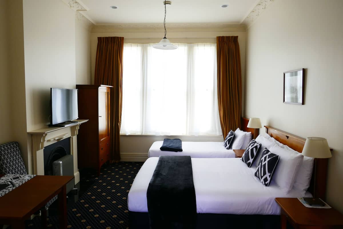 Grand-Dreibettzimmer (Studio) | Daunenbettdecken, individuell dekoriert, laptopgeeigneter Arbeitsplatz