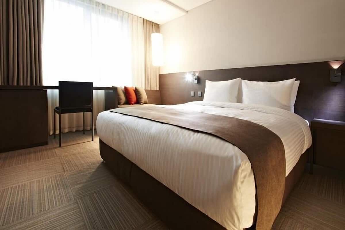 Caja de seguridad en la habitación, escritorio y cortinas blackout