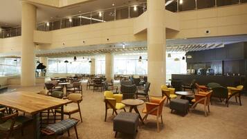 2 restoran, sarapan dihidangkan