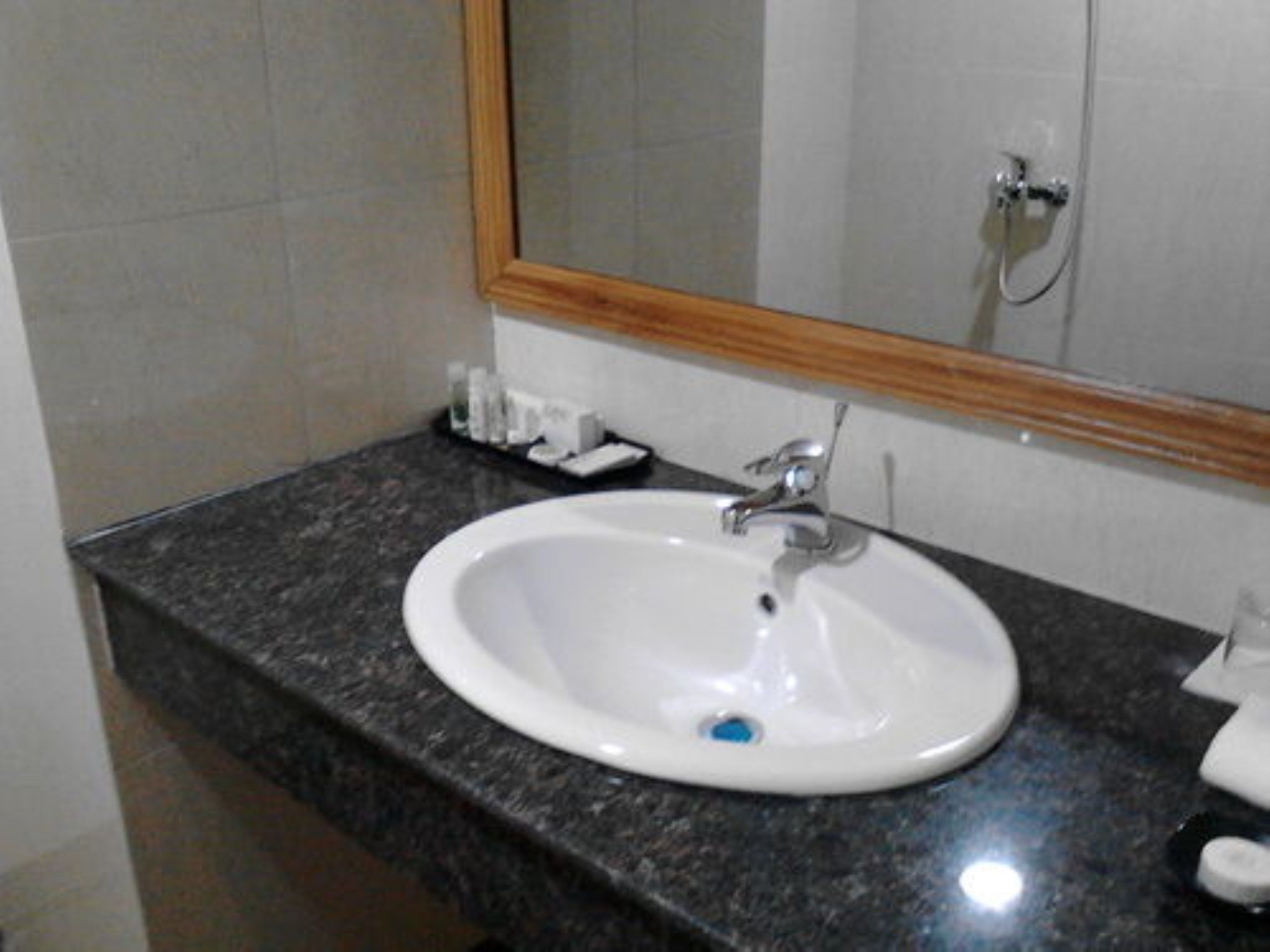 deluxe room | bathroom sink