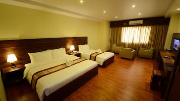 Habitación familiar | Minibar, caja de seguridad en la habitación y escritorio