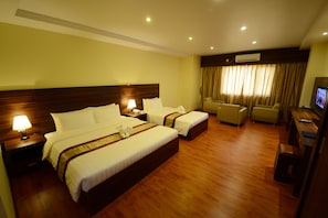 Minibar, in-room safe, desk, blackout curtains - Silver Green Hotel Yangon (Yangon)