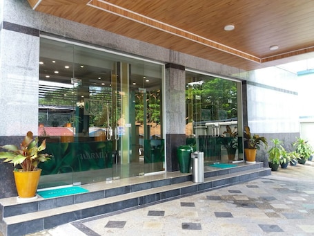 Fachada de la propiedad. Silver Green Hotel Yangon