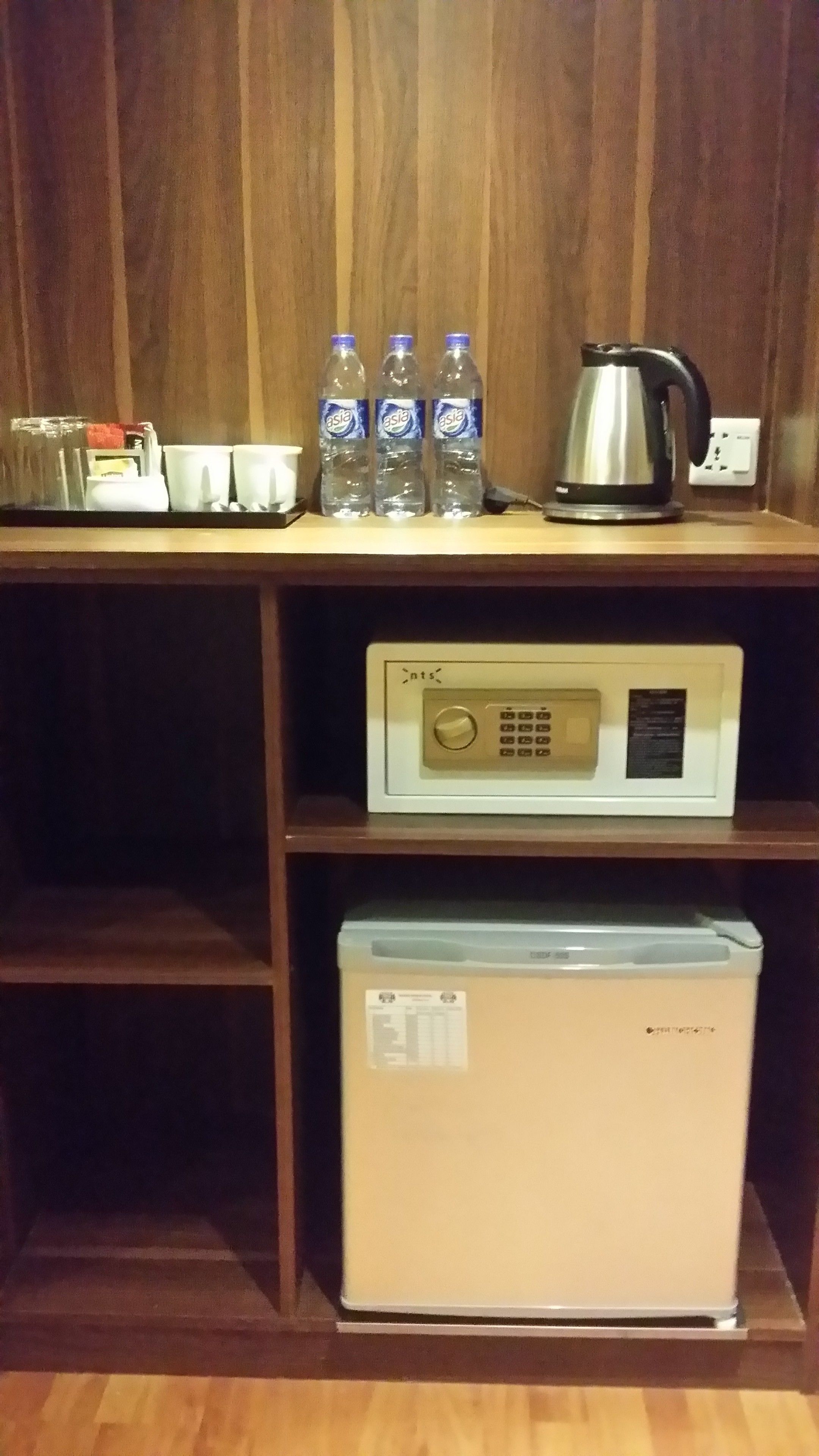 family room | minibar, in-room safe, desk, blackout curtains