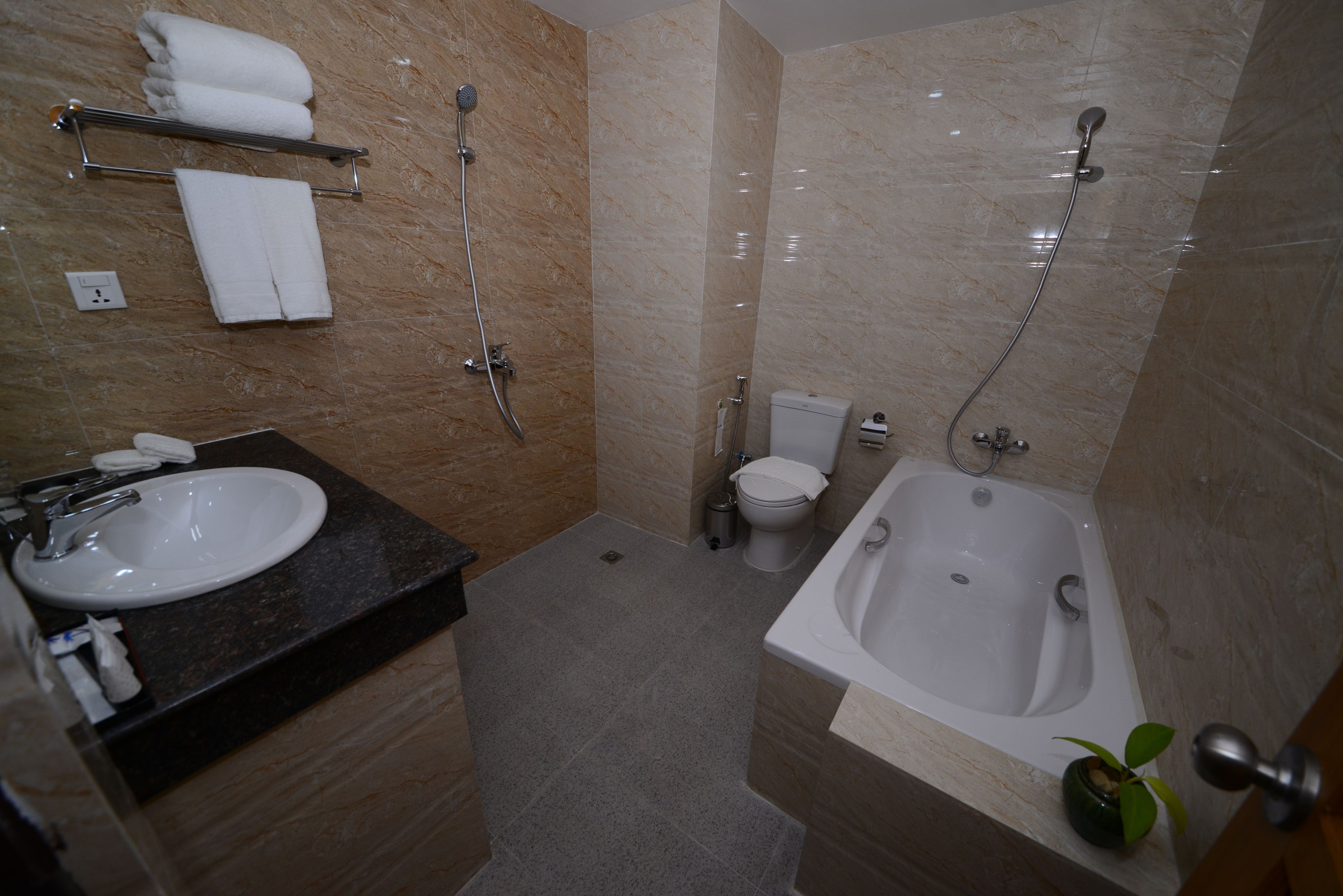 executive suite, 1 bedroom | bathroom | shower, rainfall showerhead, free toiletries, hair dryer