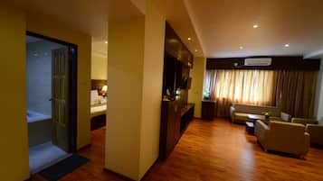 Executive Suite, 1 Bedroom | Bar mini, peti besi dalam bilik, meja, langsir/tirai gelap terus