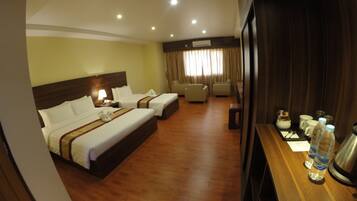 Family Room | Bar mini, peti besi dalam bilik, meja, langsir/tirai gelap terus