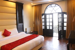 Family Suite | Minibar, desk, iron/ironing board, rollaway beds