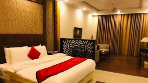 Una habitación de hotel con una cama grande, un escritorio y una silla.