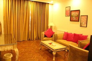 Televisión de pantalla plana y chimenea 