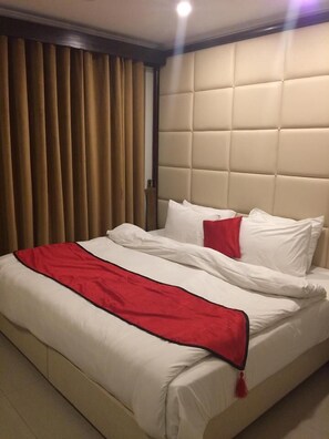 Minibar, desk, iron/ironing board, rollaway beds - Shangrila Resort Hotel Murree (Murree)