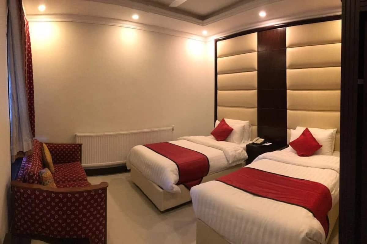 Suite familiar | Minibar, escritorio, tabla de planchar con plancha y camas supletorias