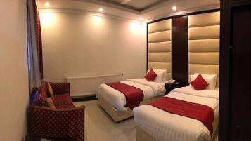 Family Suite | Minibar, desk, iron/ironing board, rollaway beds