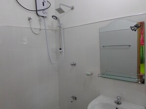 Chambre Double Deluxe, 1 grand lit, vue jardin, côté jardin | Salle de bain | Douche, articles de toilette gratuits, sèche-cheveux