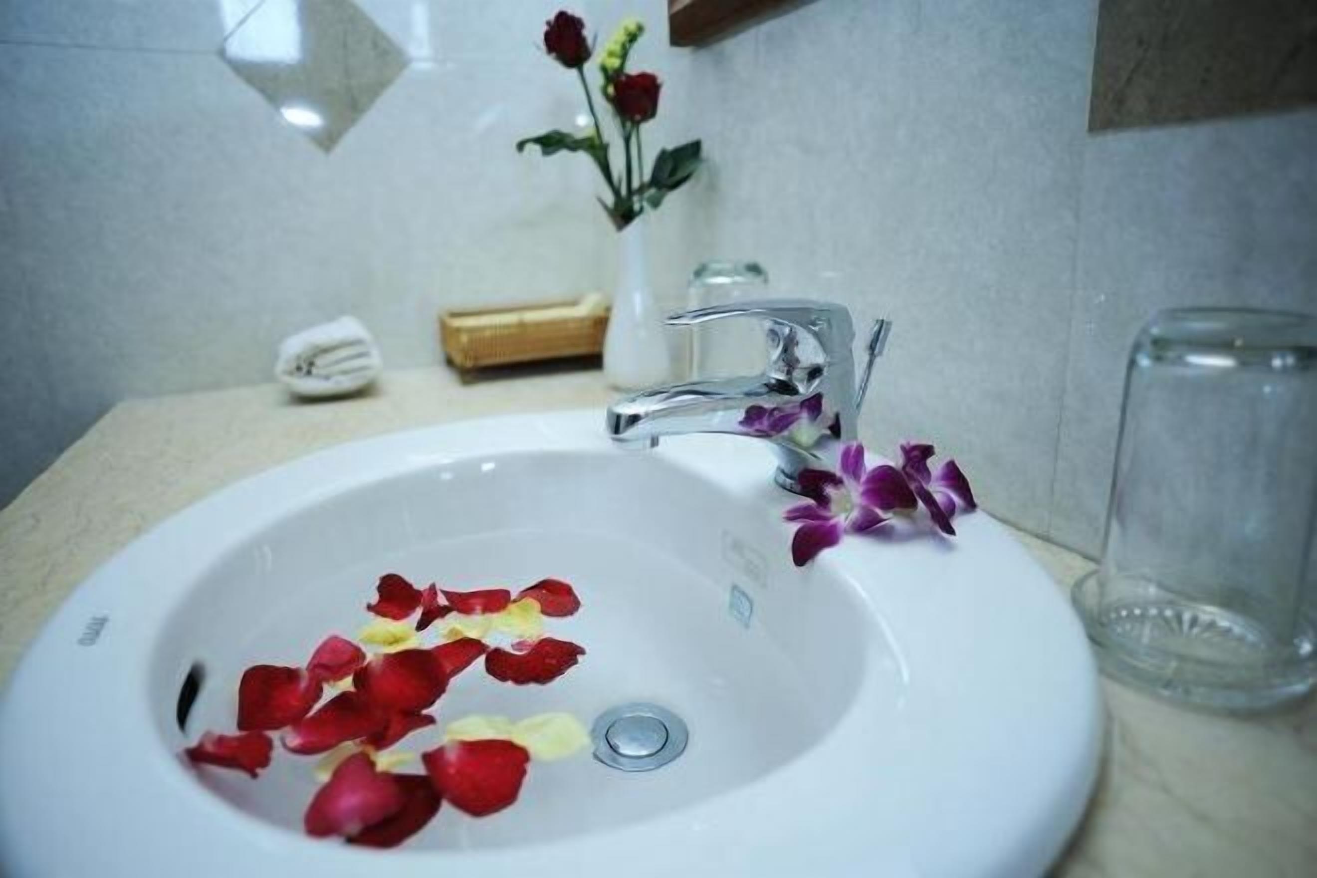 Bad | Kombinert dusj/badekar, toalettartikler (inkludert), hårføner og tøfler