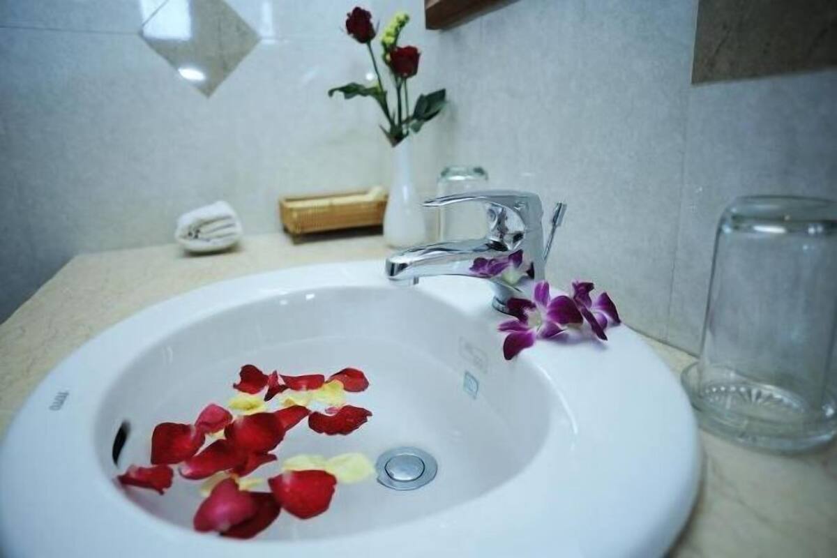 Bad | Kombinert dusj/badekar, toalettartikler (inkludert), hårføner og tøfler