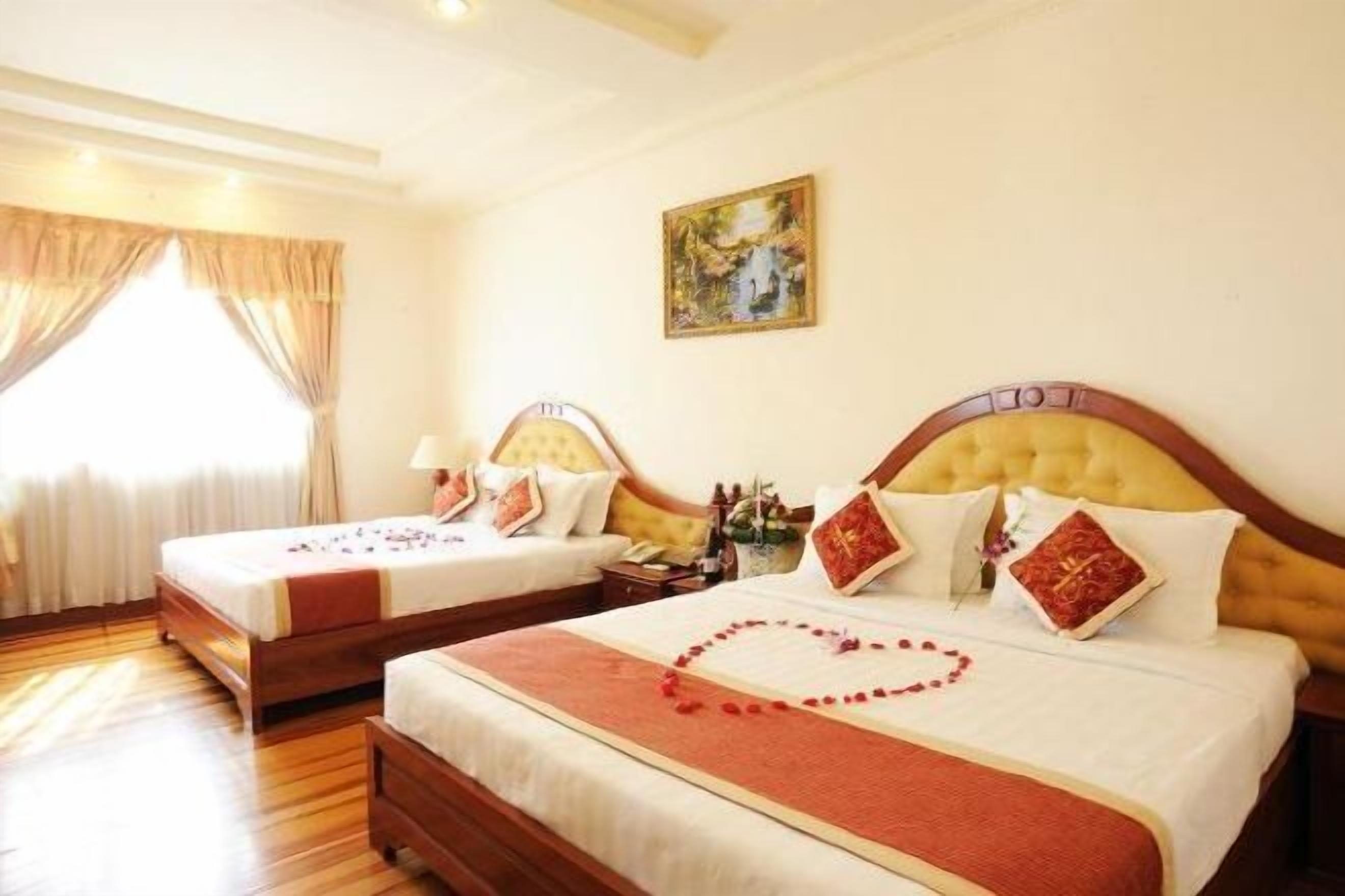 Minibar, safe på rommet, skrivebord og lydisolert