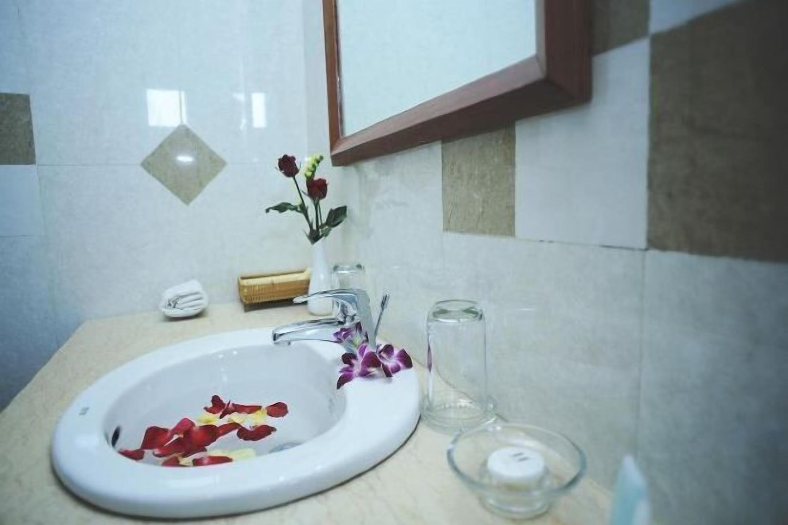 Bad | Kombinert dusj/badekar, toalettartikler (inkludert), hårføner og tøfler