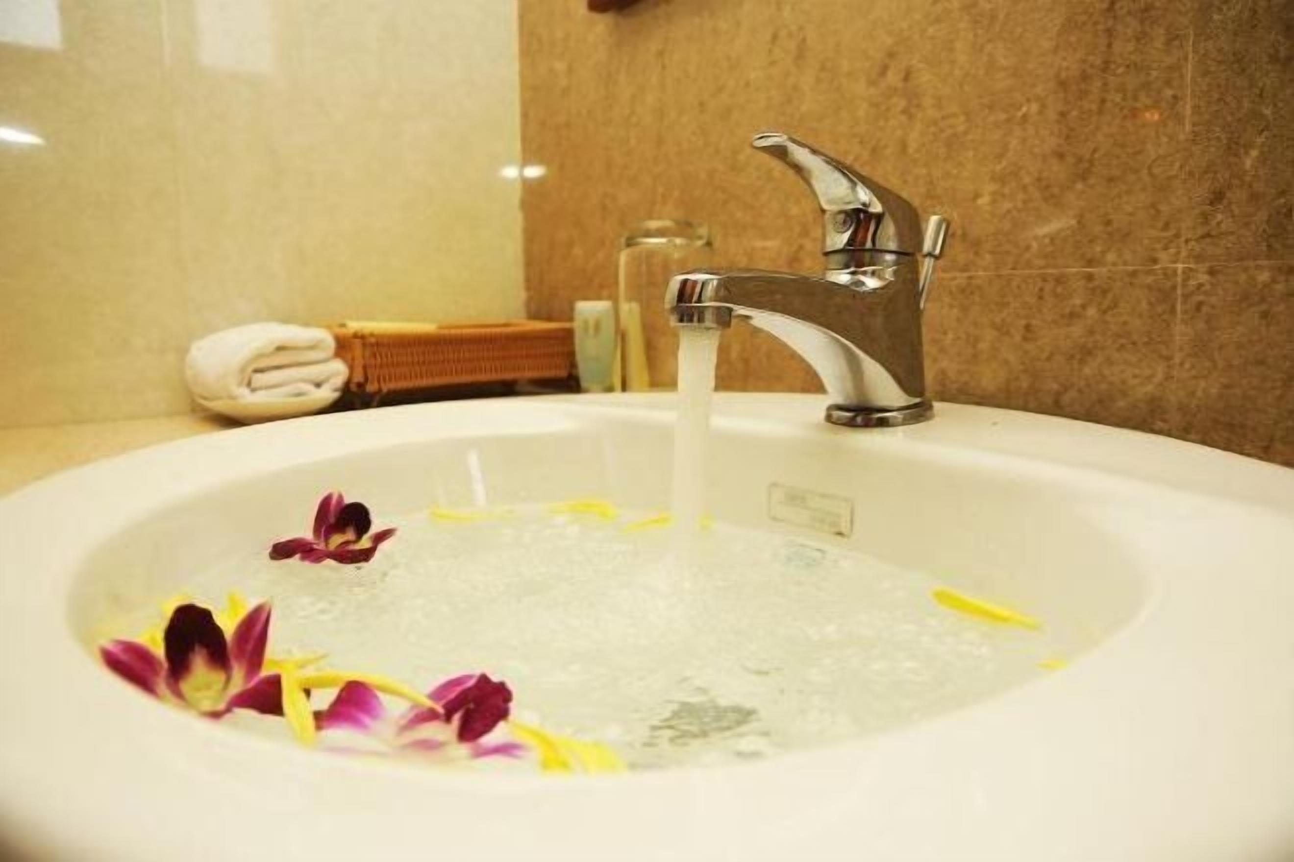 Kombinert dusj/badekar, toalettartikler (inkludert), hårføner og tøfler