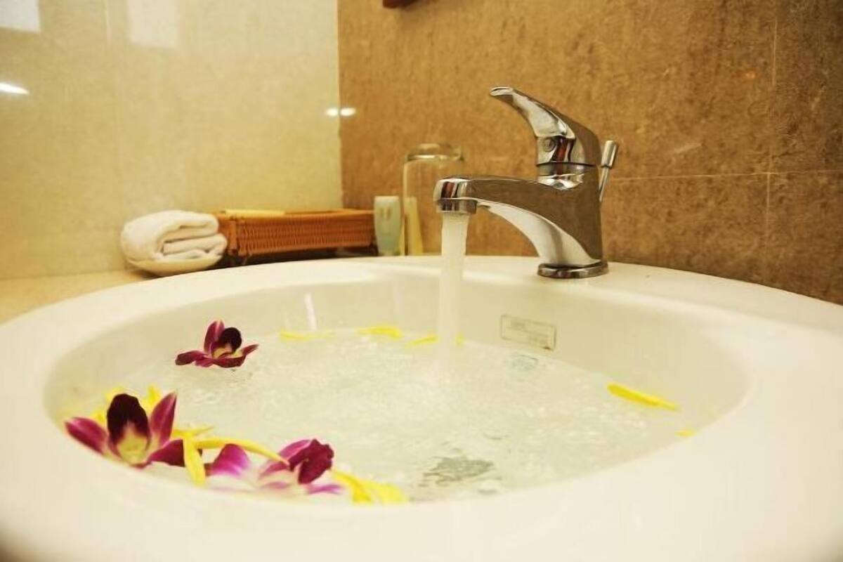 Kombinert dusj/badekar, toalettartikler (inkludert), hårføner og tøfler