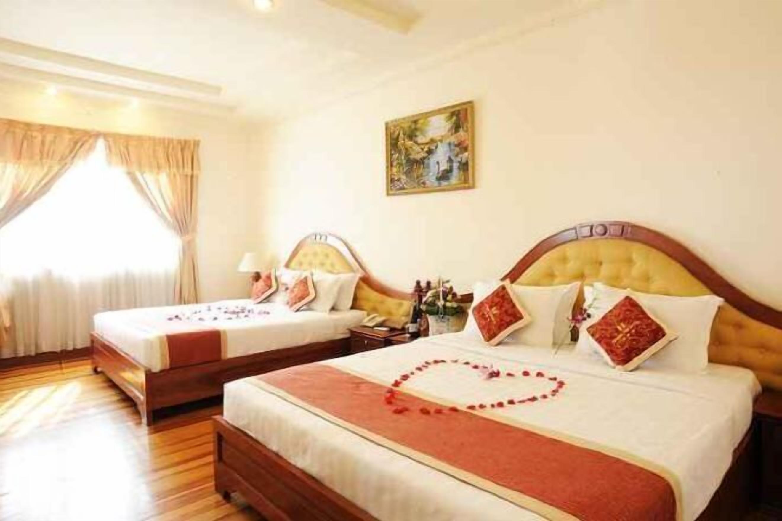 Minibar, safe på rommet, skrivebord og lydisolert