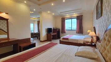 Executive Room | Minibar, in-room safe, desk, soundproofing