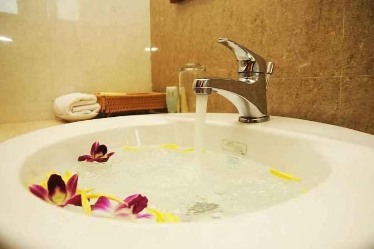 Combined shower/bathtub, free toiletries, hair dryer, slippers