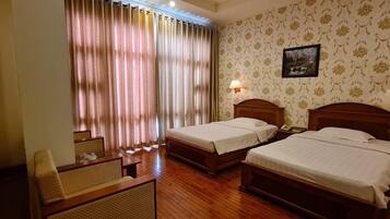 奢華雙床房 | 迷你吧、客房內保險箱、書桌、隔音