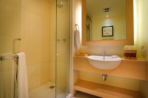 Shower, free toiletries, hair dryer, bathrobes - Park Hotel Nusa Dua Suite and Villa (Nusa Dua)