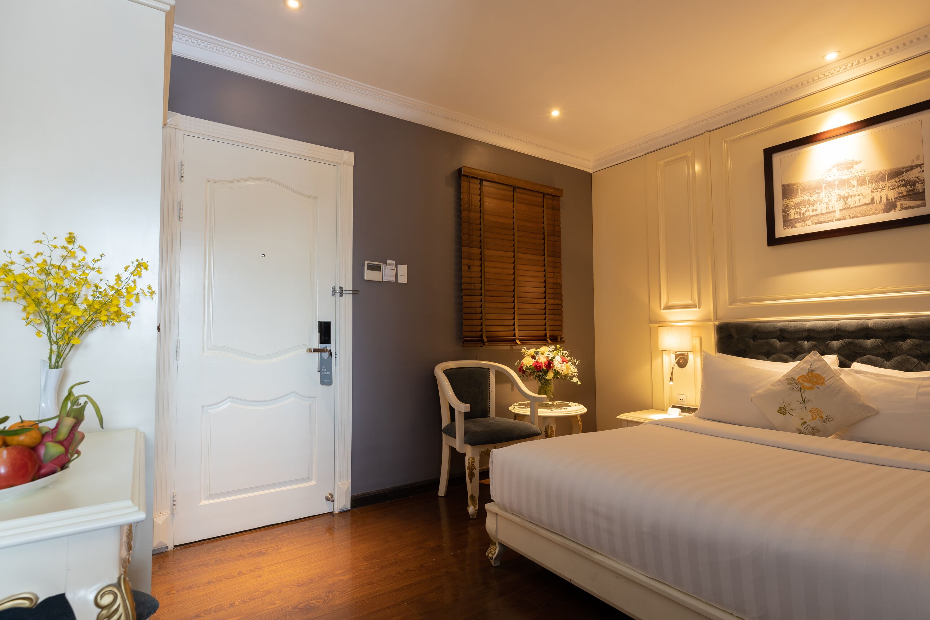 premier double room (window with corridor view) | minibar, in-room safe, desk, iron/ironing board