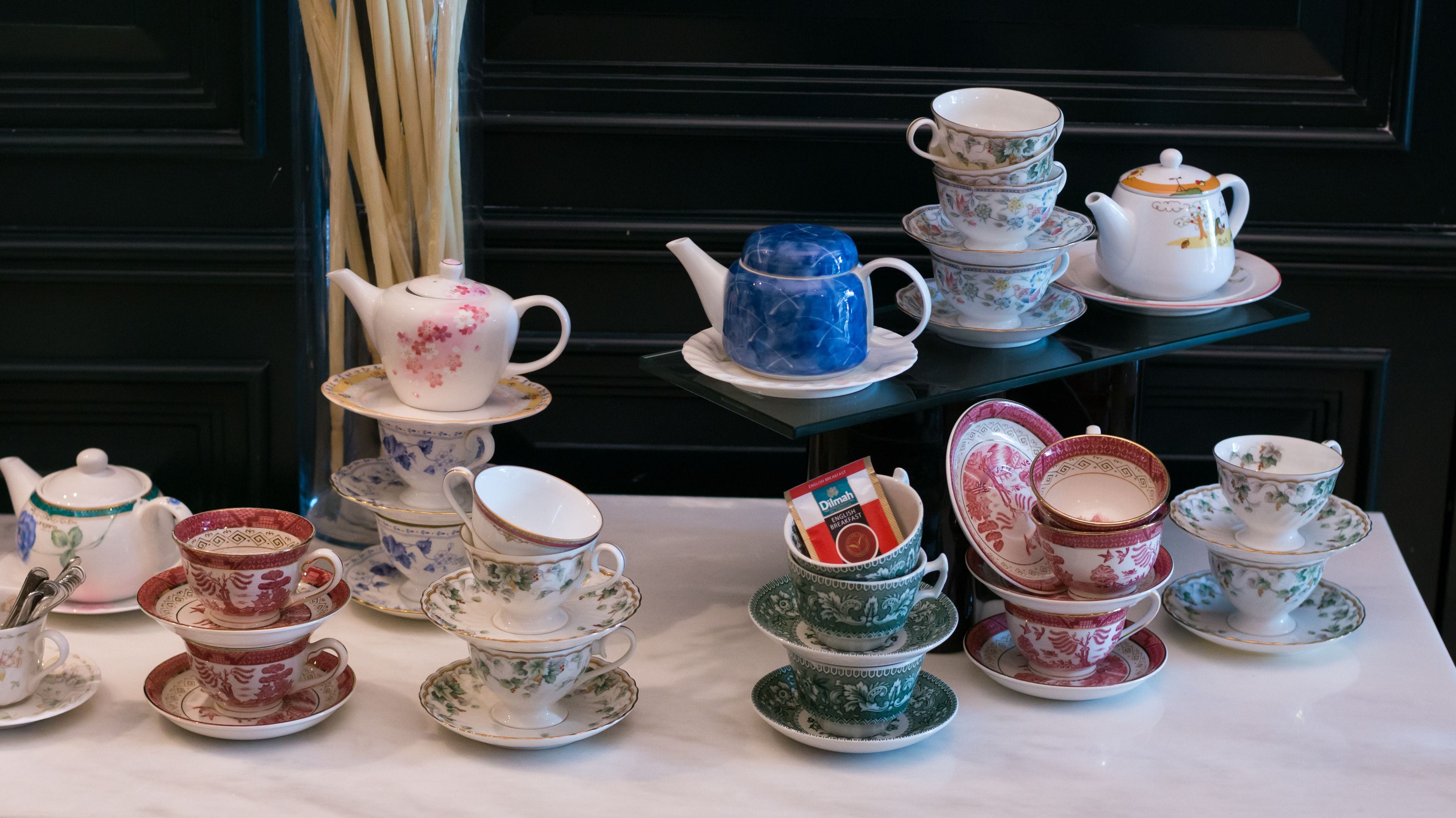 breakfast, lunch, dinner served; international cuisine