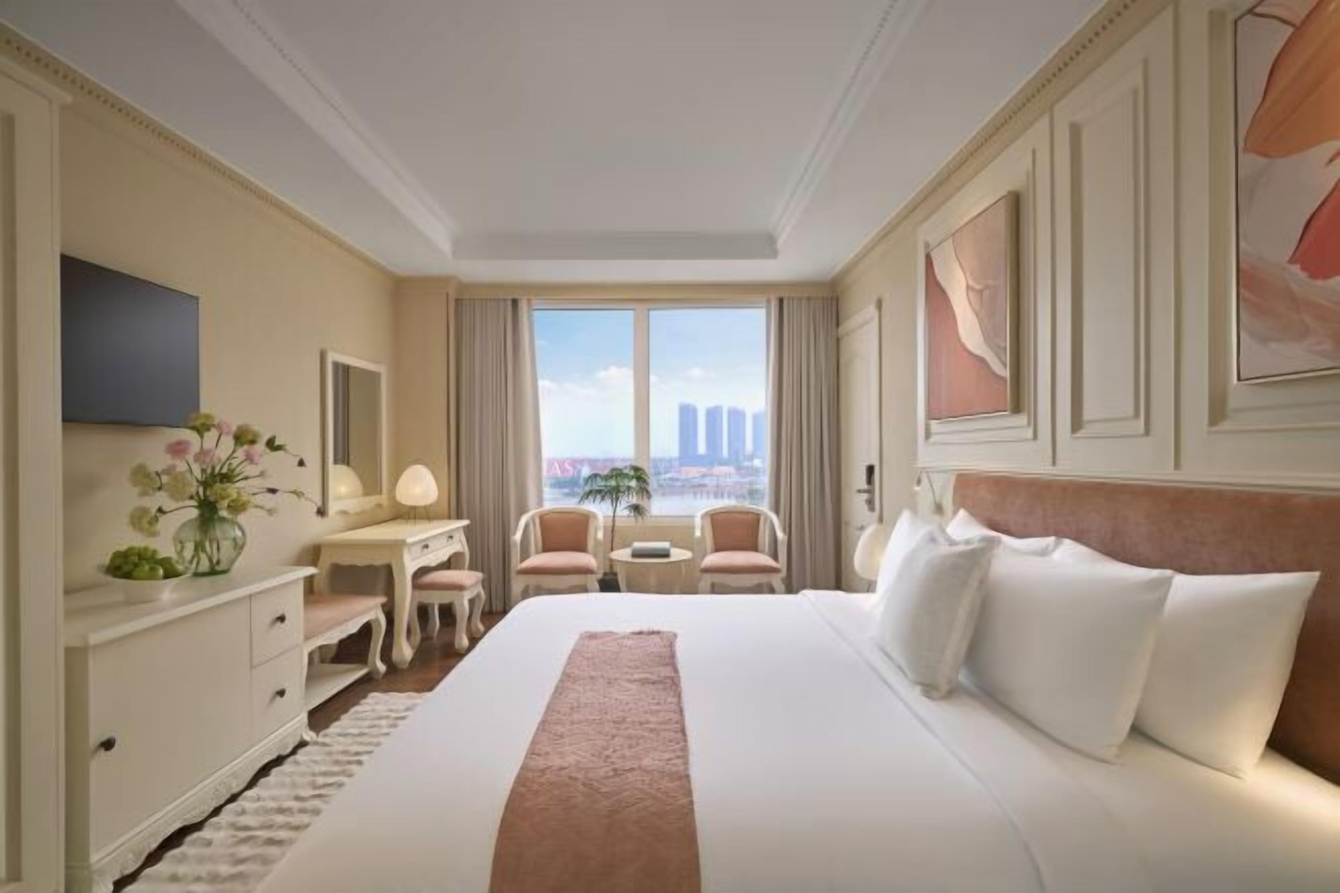 Minibar, caja de seguridad en la habitación y escritorio 