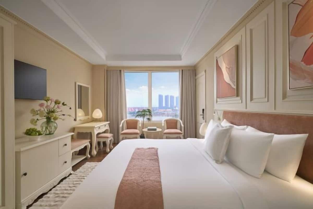 Minibar, in-room safe, desk, iron/ironing board