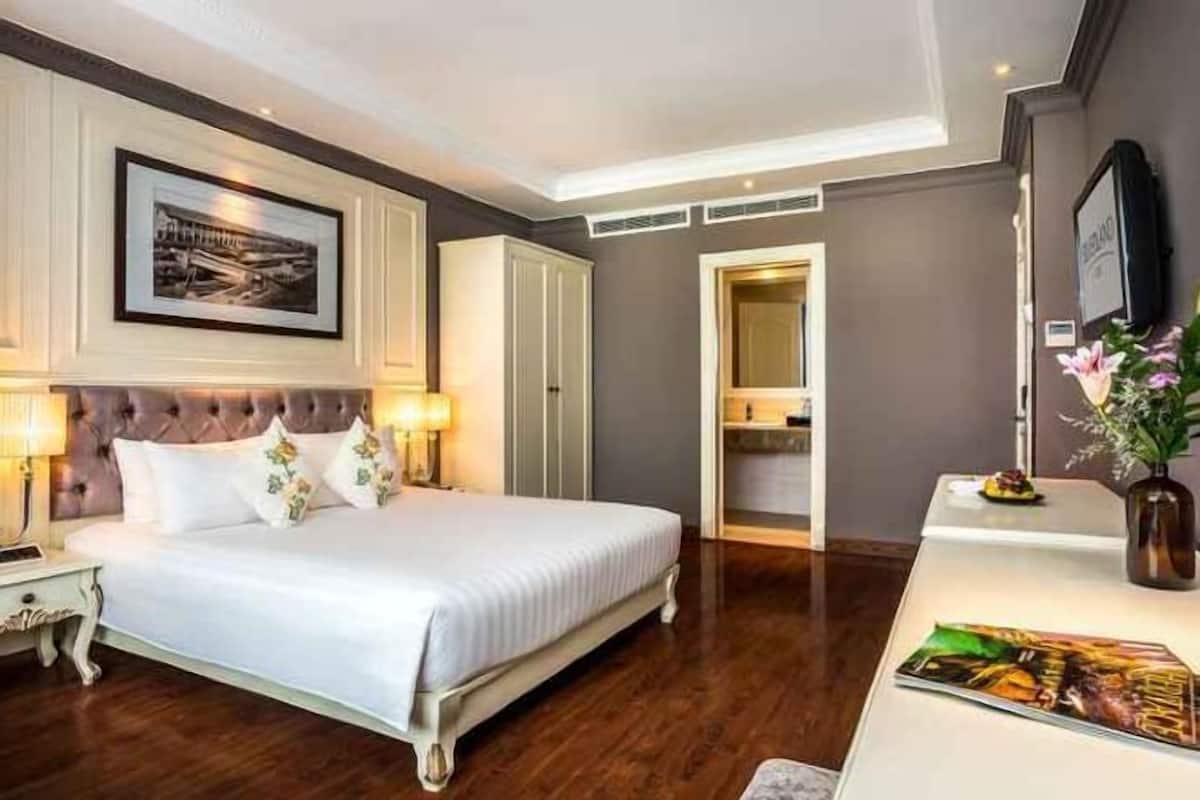 Minibar, in-room safe, desk, iron/ironing board